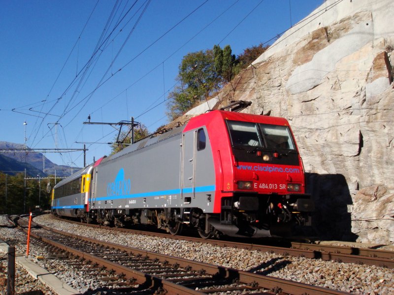 Re 484 013 SR mit CIS nach Milano C. am 16.10.2007 bei Lalden.