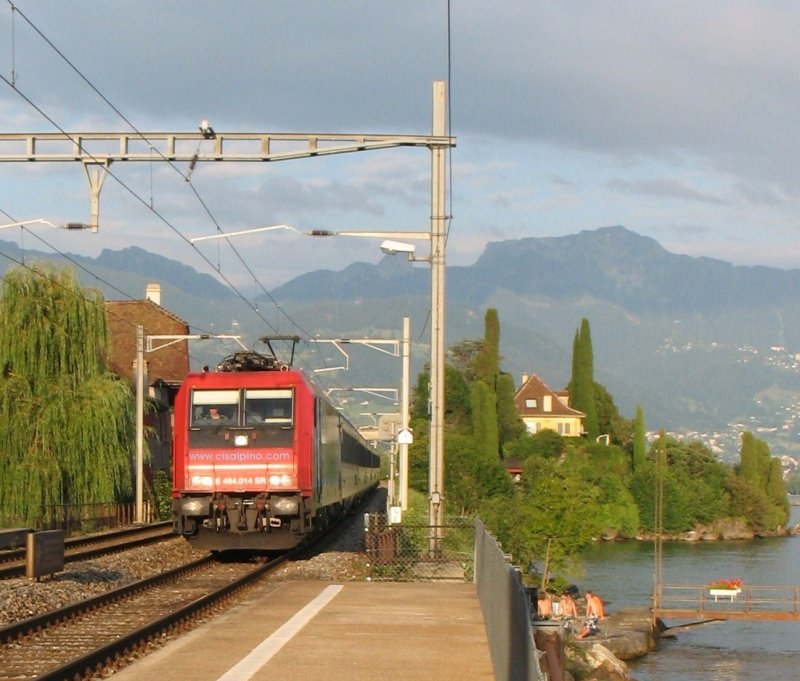 Re 484 014-6 mit CIS EC 126 von Milano nach Genf bei St-Saphorin
am 27.07.2007 