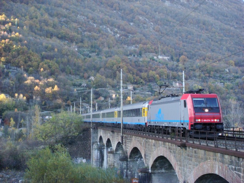 Re 484 014 SR mit EC nach Milano Cle.am 6.11.2007 kurz vor Domodossola.
