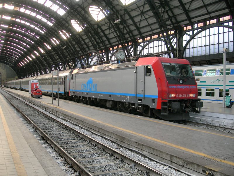 Re 484 016-1 mit EC nach Genve am 15. November 2007 kurz vor der Abfahrt in Milano Centrale. 