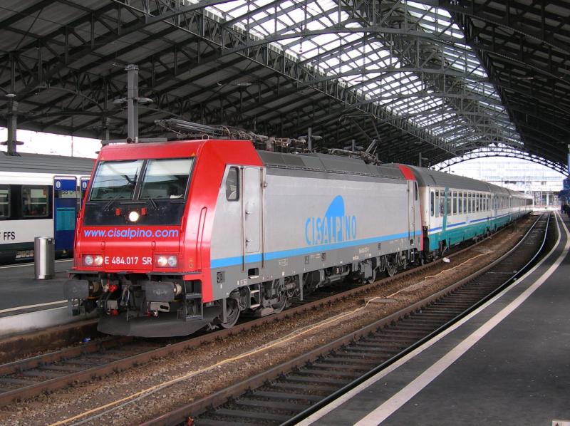 Re 484 017 mit EC 122 (Milano - Brig - Genve)
in Lausanne.
9. Mrz 2006 