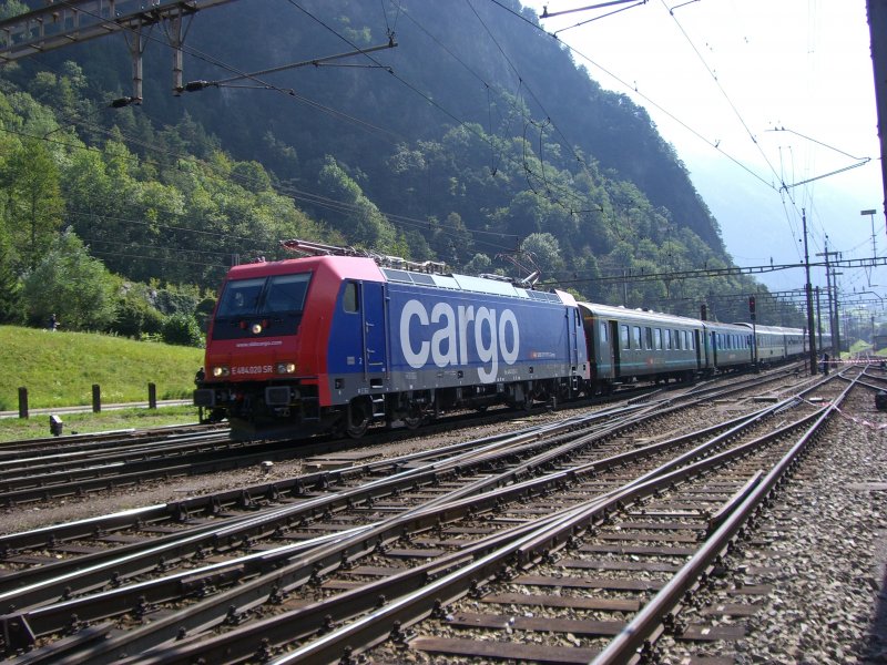 Re 484.020 SR mit einem Reisezug vom Gotthard kommen am 08.09.2007 in Erstfeld.
