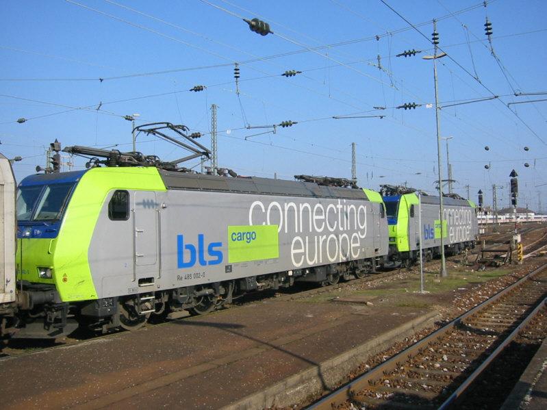 Re 485 002 und 014 der BLS Cargo durchqueren am 05.02.2005 mit einem Gterzug den Hauptbahnhof von Karlsruhe in Richtung Mannheim.