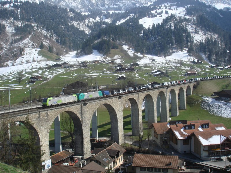 Re 485 004 und BR 185 577-4 auf dem Kanderviadukt bei Frutigen am 25.3.2007