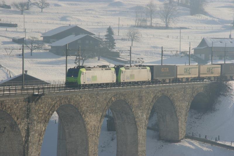 Re 485 004 in Doppeltraktion mit Re 485 009 auf dem Kanderviadukt; 16.12.2008