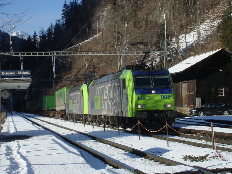 Re 485 005 und 008 mit dem Hangartner-Gterzug am 3.1.2007 bei Blausee-Mitholz