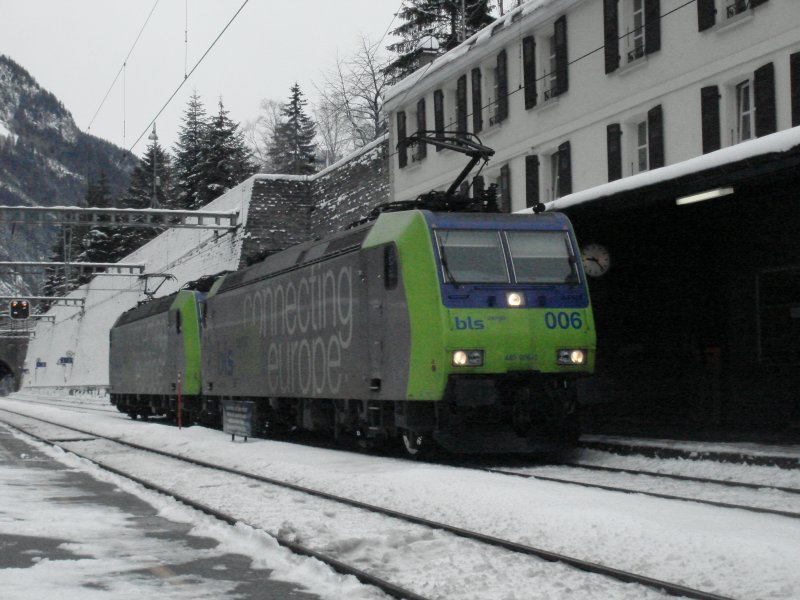 Re 485 006 und 015 als Lokzug bei der Durchfahrt in Goppenstein am 4.1.2007