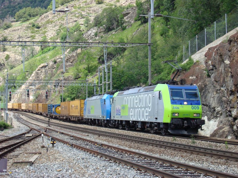 Re 485 009 und die ATC BR 185 525 sind am 16.6.2007 mit einem Containerzug bei Lalden unterwegs.