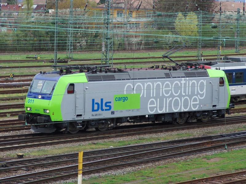 Re 485 011-1 am 7.4.05 in Basel Bad.