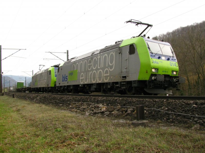 Re 485 014 und 007 mit Rezessions-Hangartner bei Gelterkinden am 14.03.2009