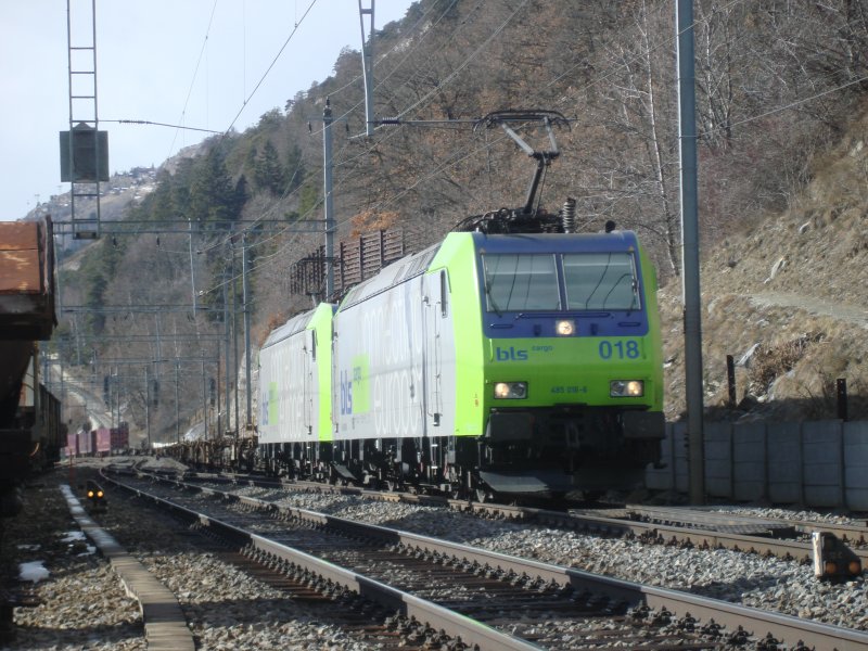 Re 485 018 und 007 mit Containerzug bei Hohtenn. 11.2.2007