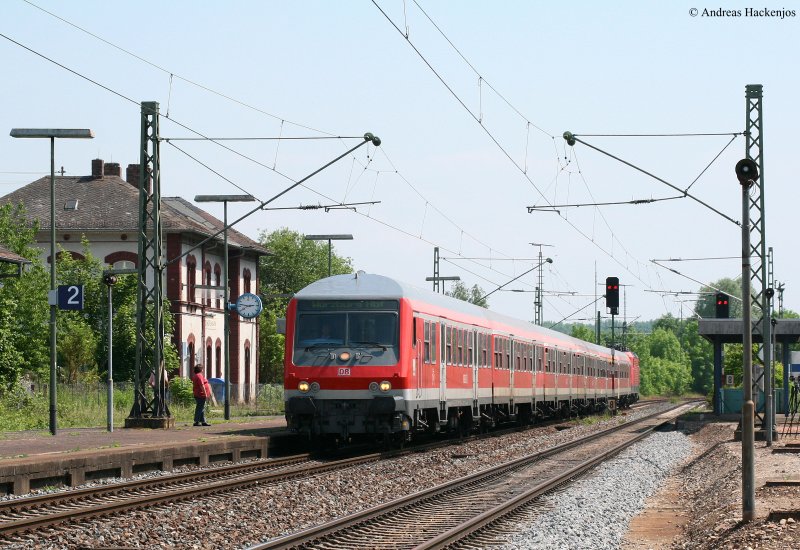 RE 4944 (Stuttgart Hbf-W�rzburg Hbf) mit Schublok 143 802-7 bei der Durchfahrt K�nigshofen 22.5.09