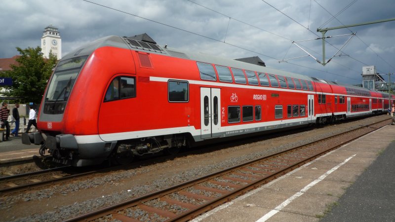 RE 4978 aus N�rnberg ist in Sonneberg eingetroffen. Die 5 Bombardier Doppelstockwagen fahren gleich mit der Schublok BR 146.2 als RE 4981 nach N�rnberg zur�ck.