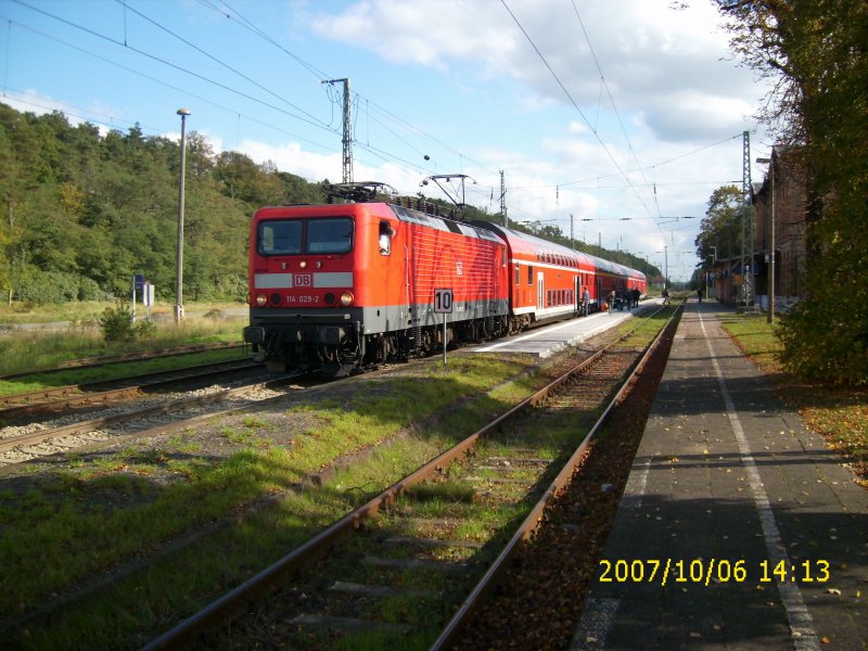 RE 5 Falkenberg Elster - Neustrelitz - Stralsund verlsst den Bahnhof Demmin. Der Bahnhof hat noch seine alten Formsignale, 2 Stellwerke und ein besetzter Schrankenwrterposten. 