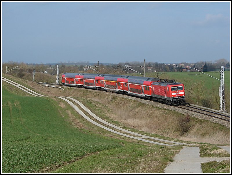 RE 5 vom Rostocker Hbf nach Wittenberg gezogen von der 112 111 wird in wenigen Minuten Gstrow erreichen. 15.03.07