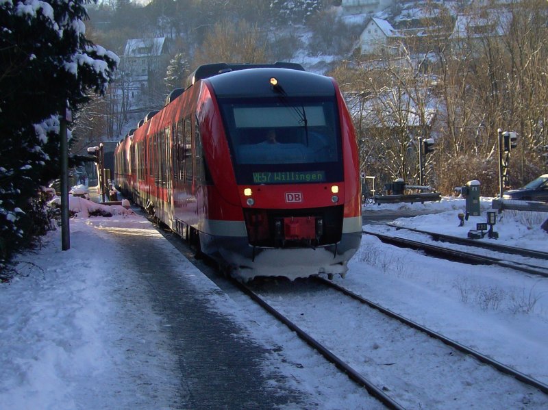RE 57 auf dem Weg nach Willingen erreicht soeben den Bahnof in Arnsberg. (Aufnahme: 09.01.2009)