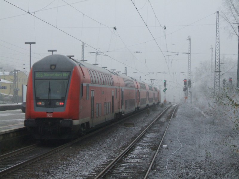 RE 6 Minden - Dsseldorf bei der Ausfahrt im Bochumer Hbf.,
nchster Halt ist Wattenscheid.(20.12.2007)