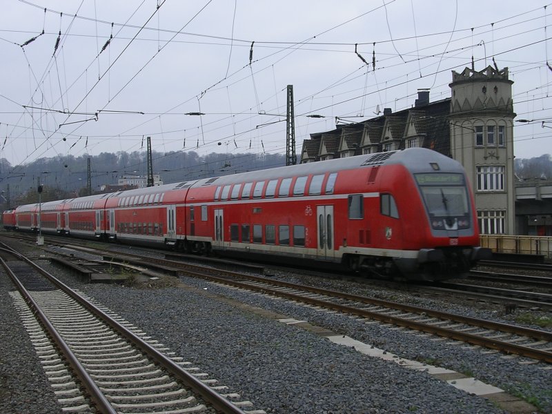 RE 6 von Minden nach Dsseldorf , Ausfahrt in Bielefeld Hbf.,
(20.06.2008)