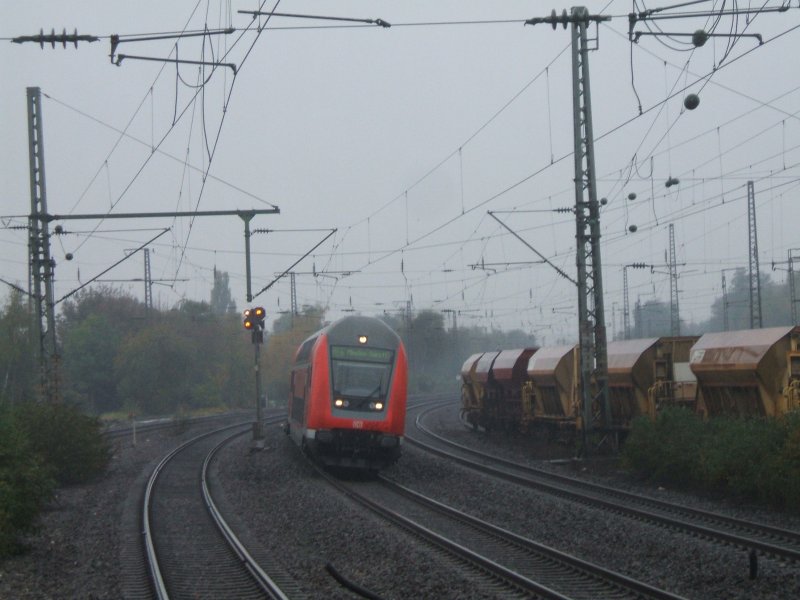 RE 6 nach Minden ,Steuerwagen voraus , erreicht gleich
Bochum Hbf.(21.10.2007)