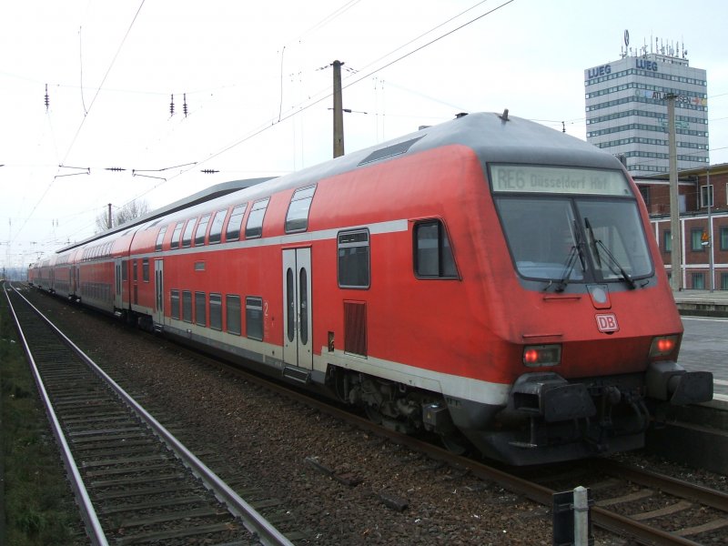 RE 6  Westfalen Express  Minden - Dsseldorf mit einem lteren
Dosto-Steuerwagen im Bochumer Hbf.(19.11.2007)