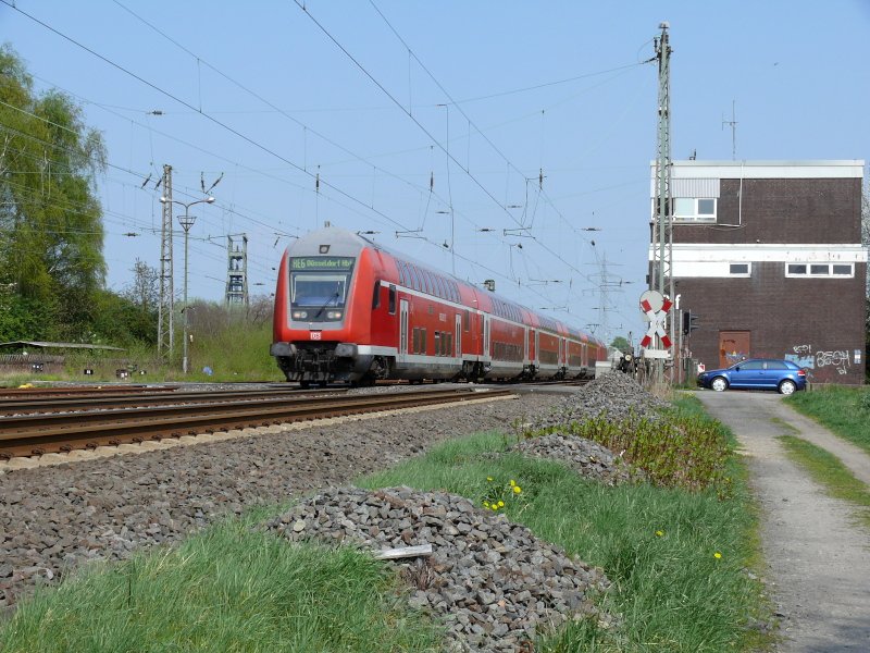 RE 6  Westfalen-Express   (Minden-Dsseldorf) geschoben von der 146 028-6 als Umleiter bei Dortmund-Derne. 11.04.2009.