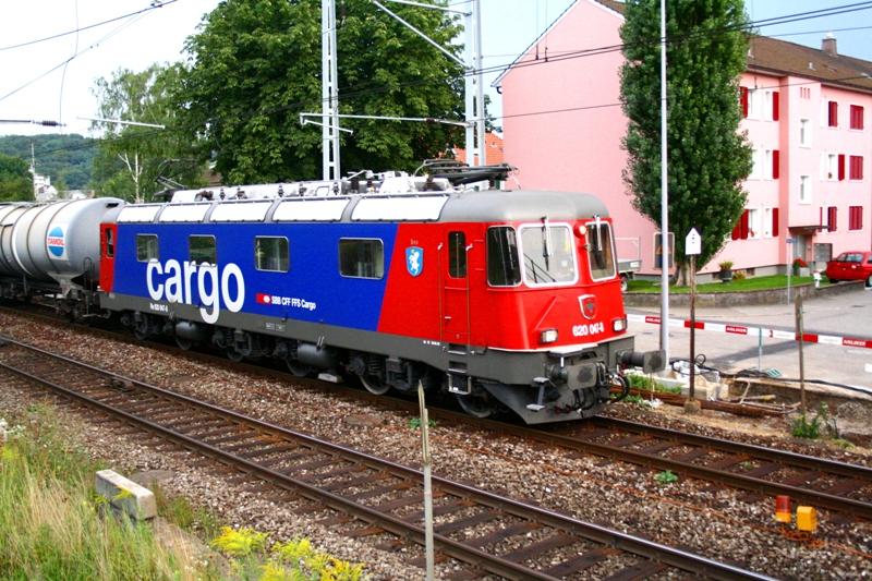 Re 620 047-8 kurz vor der einfahrt in Pratteln am 18.8.05