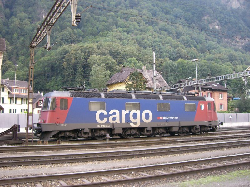 Re 620 055 abgestellt in Erstfeld. (08.09.2007)