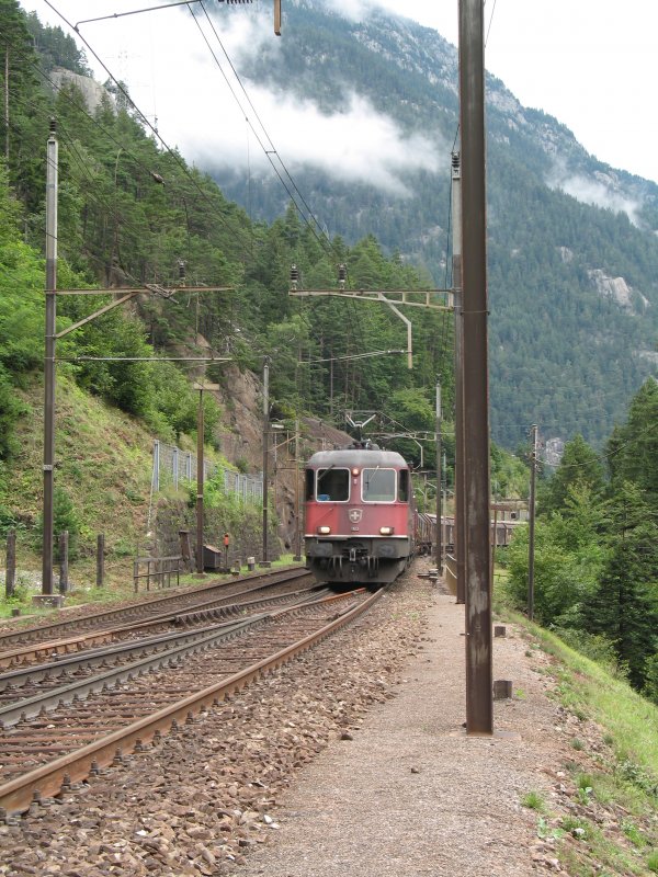 RE 620 11613 vor einer RE 420 und einer weiteren RE 620 als Schiebelock auf der Bergfahrt an der Blockstelle Eggwald der Gotthard-Nordrampe (17.08.2007)