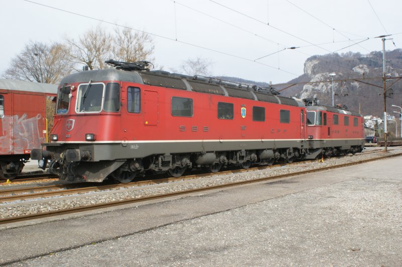 Re 6/6 11607 Wattwil und Re 4/4 11256 warten am 12.03.2009 in Oensingen auf neue Aufgaben.