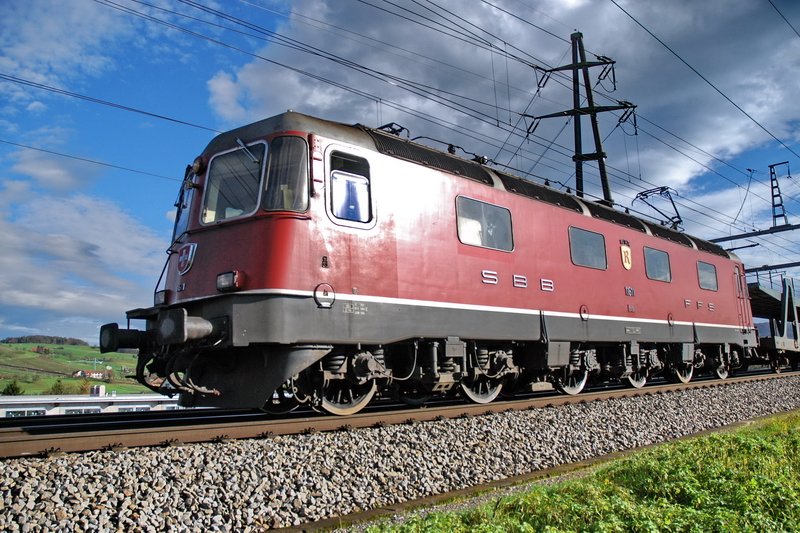 Re 6/6 11611. Der Gterzug ist unterwegs in Richtung Basel am 5.12.2006. Aufnahme bei Frick (Aargau) im hellen Mittagslicht der Dezembersonne.