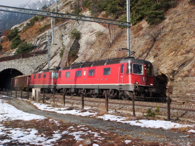 Re 6/6 11613 und Re 4/4 II 11170 mit Holzschnitzelzug beim Schluchitunnel am 6.12.2007