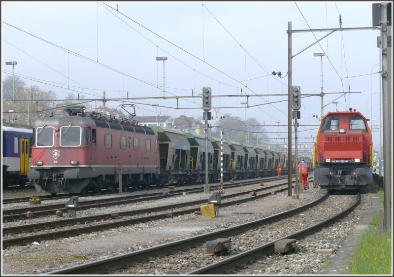 Re 6/6 11614 wartet mit einem Kieszug nach Heerbrugg in Rorschach auf die Weiterfahrt. Daneben rangiert die Am 841 012-8. (17.04.2008)