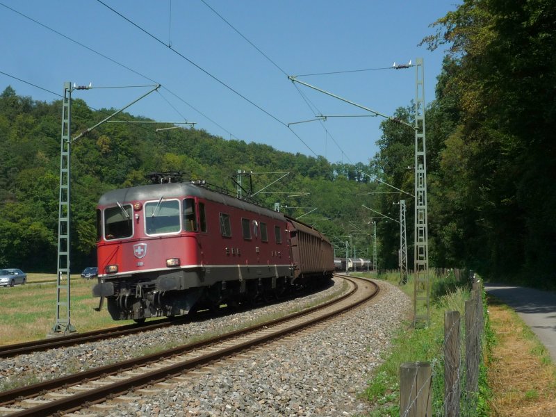 Re 6/6 11616  Illnau-Effretikon  schlngelt sich mit FE 44689 Kornwestheim - Zrich-Limmatthal durch die Kurven zwischen Thayngen und Schaffhausen. 24.08.09