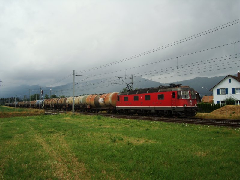 Re 6/6 11624 mit Tankzug bei Deitingen am 08.07.2008