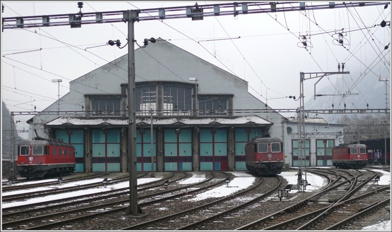 Re 6/6 11625 Oensingen und Re 6/6 11623 Rupperswil flankieren das grosse Lokomotivdepot in Erstfeld. (10.01.2009)