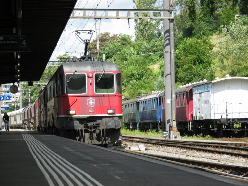 Re 6/6 11627+ eine Re 4/4 Bahnhofsdurchfahrt Rheinfelden.