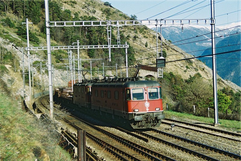Re 6/6 11628 und Re 4/4 II mit Gterzug bei Hohtenn an der Ltschberg-Sdrampe April 2005