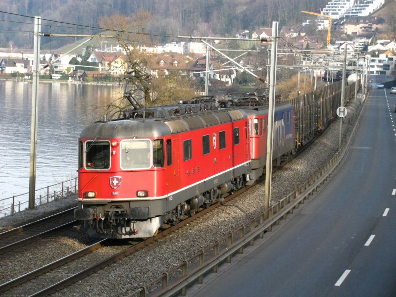 Re 6/6 11640 mit GZ und Ae 6/6 im Schlepp bei Richterswil am 17.03.2009