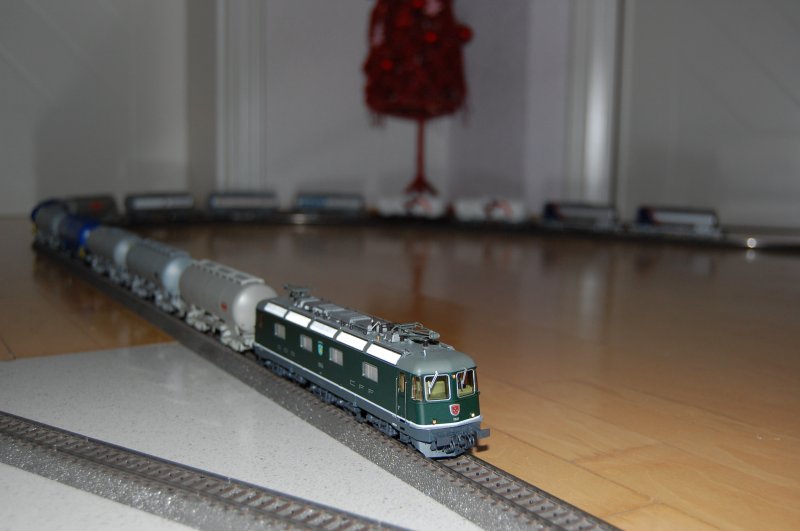 Re 6/6 11644 mit einem SBB-Silowagenganzzug auf meiner Bodenanlage