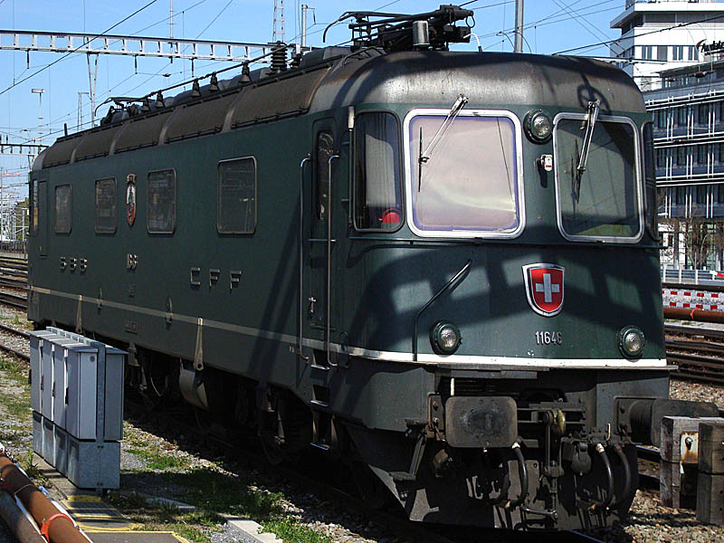 Re 6/6 11646 Bussigny noch im Ursprungslook in Zrich HB am 25. April 2009, 11:00. Ob diese Lok auch bald einen cargo-Anstrich und rechteckige Scheinwerfer kriegt? 