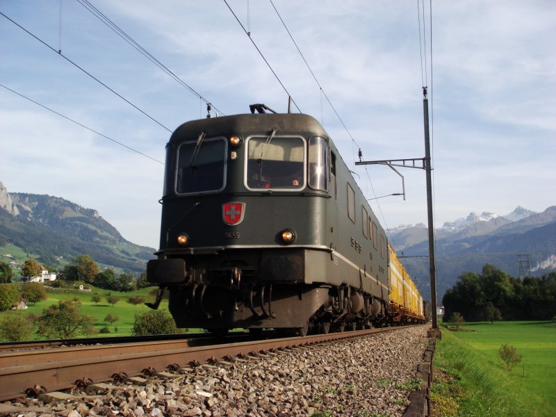 Re 6/6 11659 , noch immer mit runden Lampen unterwegs, mit einem Gterzug zwischen Schwyz und Steinen am 1.10.2007
