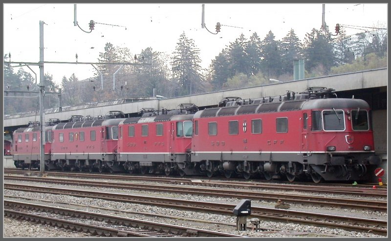 Re 6/6 11664  Kniz  und Re 6/6 11677  Neuhausen am Rheinfall  sowie 2 Re 4/4 II abgestellt in Arth Goldau. (10.11.2006)