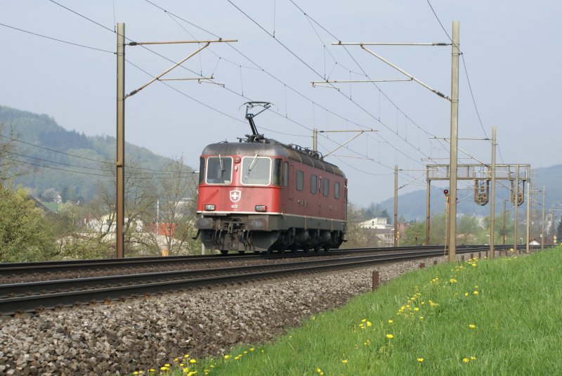 Re 6/6 11672 auf Solofahrt am 21.4.09 zwischen Tecknau und Gelterkinden.