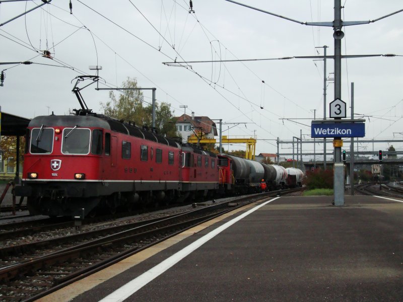 Re 6/6 11684 und Re 4/4 II 11331 mit GZ in Wetzikon am 13.10.2008. Normalerweise ist fr diesen Dienst eine Ae 6/6 eingeteilt.