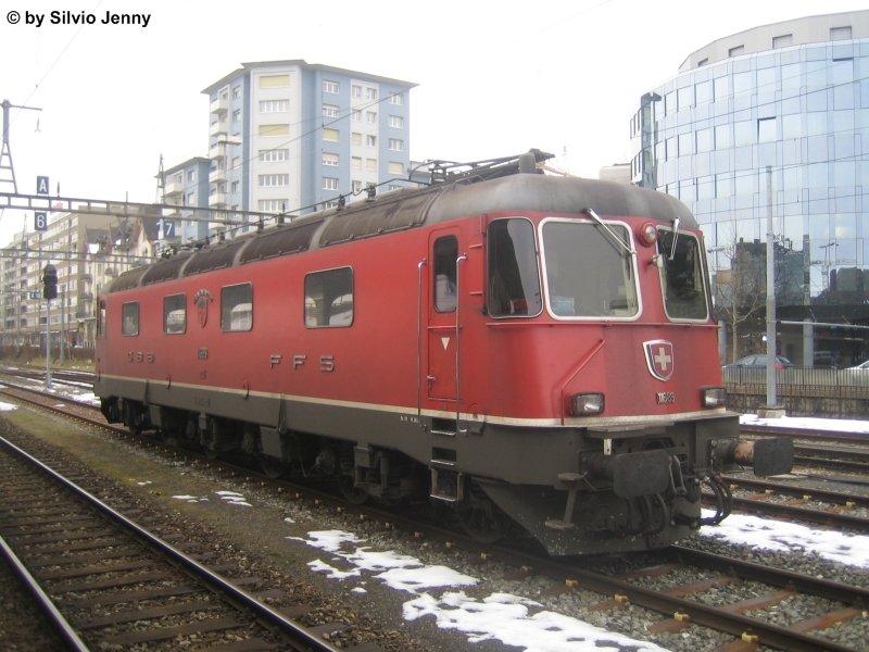 Re 6/6 11689 ''Gerra-Gambarogno'' am 23.12.08 in Fribourg. Dies war die letzte abgeliferte Re 6/6. In den 80er Jahre diskutierte man ber eine weitere Beschaffung dieses Typs, man entschied aber zugunsten einer weiteren Serie der Re 4/4'', die heute gnzlich zu Re 421 umgebaut wurde.