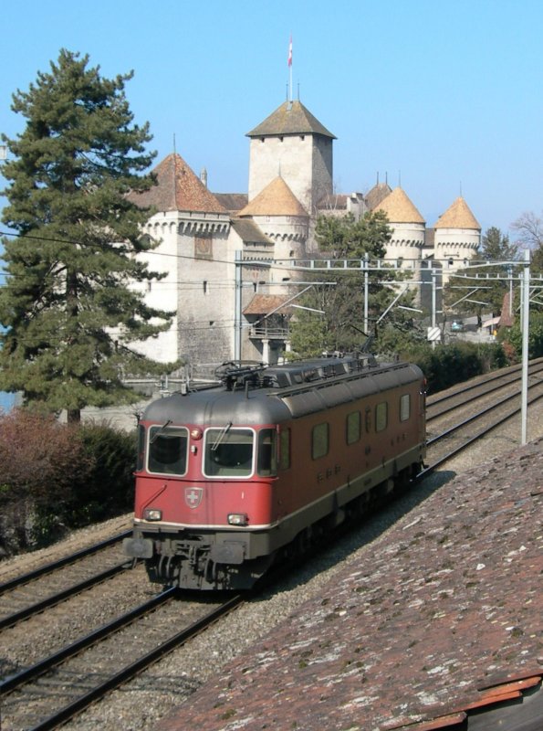 Re 6/6 beim Chteau de Chillon am 14. Mrz 2006.