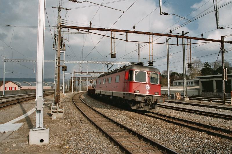 Re 6/6 mit einem gemischten Gterzug, am 07.03.04 kurz vor dem Bahnhof Brugg