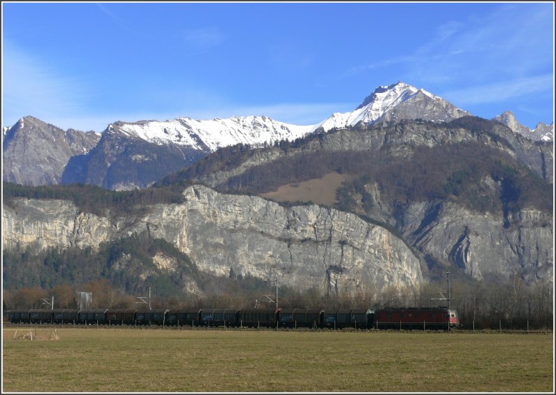 Re 6/6 mit Shimms Blockzug zwischen Trbbach und Sargans vor dem Falknis und Flscherberg. (29.01.2008)