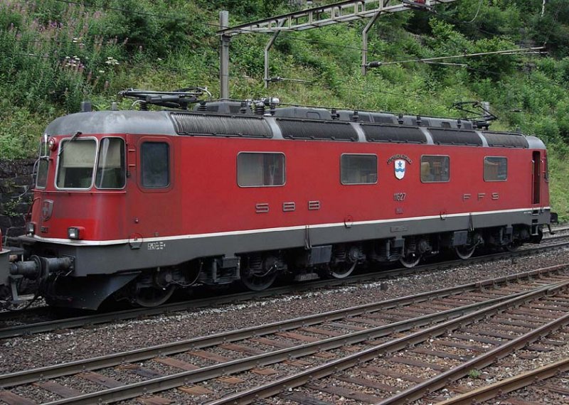 Re 6/6 Nr. 11627 Luterbach-Attisholz, wartend im Bahnhof Wassen UR, 27. Juli 2008