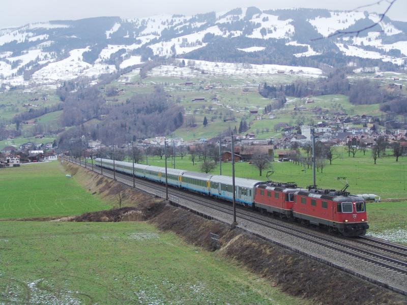 Re 8/8 mit einem EC mit dem CIS Look am 13.2.05 zwischen Steinen und Schwyz
